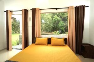 En eller flere senge i et værelse på Cozy Stays Villa