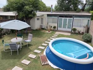 a large tub in the yard of a house at El Descanso in San Antonio de Areco