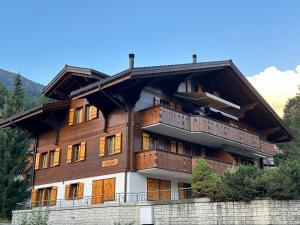 Un gran edificio con balcones a los lados. en Das Nest - nähe Terminal & Eiger view, en Grindelwald