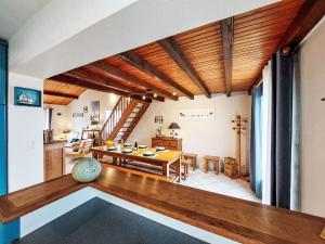 ein Wohnzimmer mit Tisch und ein Esszimmer in der Unterkunft Holiday Home Charme de la Grande Bosse by Interhome in LʼÉpine