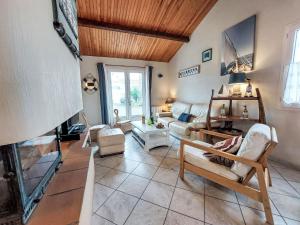 ein Wohnzimmer mit Couch und Kamin in der Unterkunft Holiday Home Charme de la Grande Bosse by Interhome in LʼÉpine + 24 Fotos