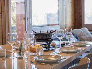 einen Esstisch mit Weingläsern darauf in der Unterkunft Apartment Bietschorn 20 by Interhome in Nendaz