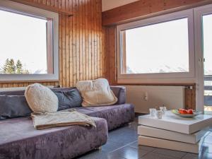 ein Wohnzimmer mit einer Couch und zwei Fenstern in der Unterkunft Apartment Bietschorn 20 by Interhome in Nendaz + 32 Fotos