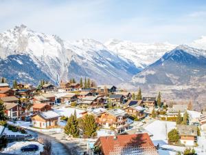 eine kleine Stadt mit schneebedeckten Bergen im Hintergrund in der Unterkunft Apartment Bietschorn 20 by Interhome in Nendaz
