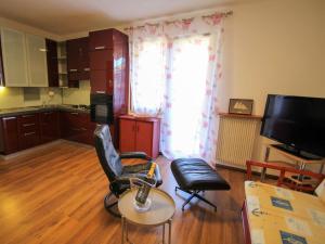 Una sala de estar con dos sillas y una mesa. en Apartment Magnolia by Interhome, en Porto Valtravaglia 25 fotos más