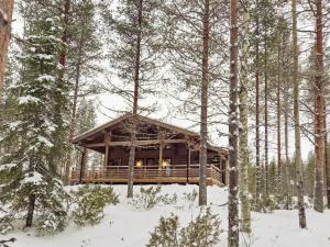 eine Blockhütte im Wald im Schnee in der Unterkunft Holiday Home Villa korpi by Interhome in Rukatunturi 