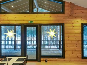 ein Zimmer mit drei Fenstern mit Sternen in der Unterkunft Holiday Home Villa korpi by Interhome in Rukatunturi 