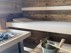 Zimmer mit 2 Etagenbetten und einem Eimer in der Unterkunft Holiday Home Seascape Wellness Nieuwvliet-Bad by Interhome in Nieuwvliet-Bad + 28 Fotos