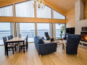 Χώρος καθιστικού στο Holiday Home Lakeside villa by Interhome