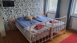 Postel nebo postele na pokoji v ubytování Sveriges minsta Hotell! Hôtel Gruyère