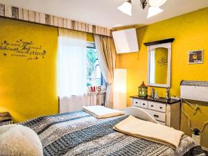 une chambre avec un lit, une commode et un miroir dans l'établissement Apartment Ruhrtalblick by Interhome, à Winterberg