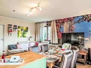 un salon avec une table et un canapé dans l'établissement Apartment Ruhrtalblick by Interhome, à Winterberg