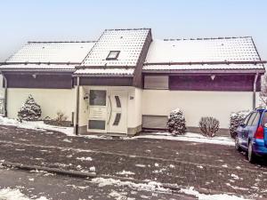 une maison recouverte de neige dans l'établissement Apartment Ruhrtalblick by Interhome, à Winterberg