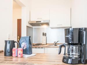- un comptoir de cuisine avec une cafetière dans l'établissement Apartment Fernblick by Interhome, à Winterberg