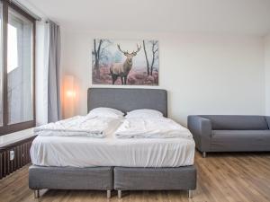 - une chambre dotée d'un lit avec une photo de cerf sur le mur dans l'établissement Apartment Fernblick by Interhome, à Winterberg