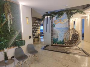 una hall con sedie e una parete con un murale di Hotel Ocean Fusagasuga a Fusagasugá