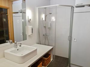 une salle de bain blanche avec lavabo et douche dans l'établissement Holiday Home Tahkovuori chalet b 506 by Interhome, à Tahkovuori 3 autres photos