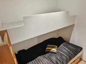 - un lit superposé avec une couverture noire dans l'établissement Holiday Home Tahkovuori chalet b 506 by Interhome, à Tahkovuori