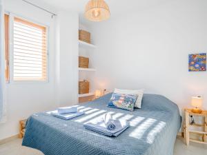 Ένα ή περισσότερα κρεβάτια σε δωμάτιο στο Apartment Xabia Port Plus by Interhome