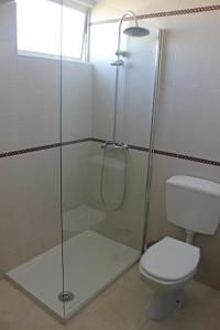 ポルティマンにあるPraia da Rocha Tarikのバスルーム(シャワー、トイレ付)