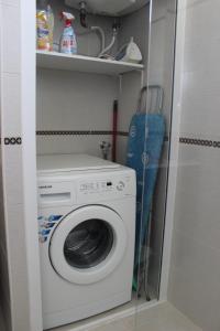 ポルティマンにあるPraia da Rocha Tarikのランドリールーム(洗濯機、スノーボード付)