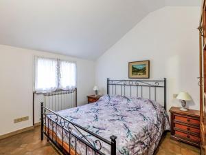 un dormitorio con una cama y una ventana en Apartment La Quiete e il Mare by Interhome, en Imperia
