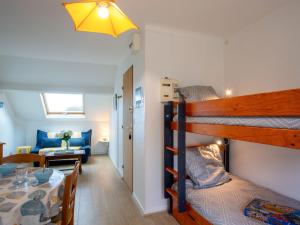 una habitación con dos literas y una mesa de comedor en Apartment Les Tilleuls-1 by Interhome, en La Bernerie-en-Retz 8 fotos más