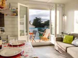 una sala de estar con un sofá y una mesa en Apartment Les Tilleuls-2 by Interhome, en La Bernerie-en-Retz 10 fotos más