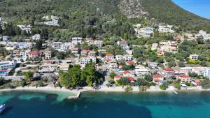 una vista aérea de una pequeña ciudad en una playa en Ionian Elite Beachfront Villa, en Nydri