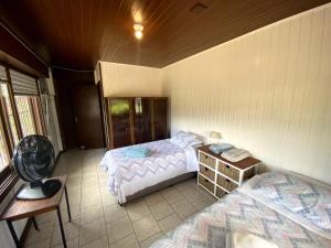 Katil atau katil-katil dalam bilik di Apartamento espaçoso e central