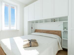 Ένα ή περισσότερα κρεβάτια σε δωμάτιο στο Holiday Home Belvedere Alassio by Interhome