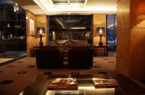 فندق بلازا بيروت في بيروت: غرفة معيشة مع أريكة وطاولة