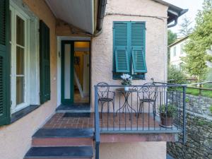 un balcón con 2 sillas y una mesa en una casa en Apartment Casa Marte by Interhome, en Pantasina