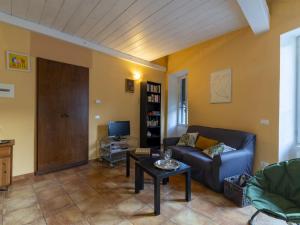 una sala de estar con un sofá y una mesa en Apartment Casa Marte by Interhome, en Pantasina