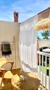 Rõdu või terrass majutusasutuses CAPAO Beach Hôtel