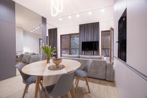 ウッチにあるPark Zen, taras i widok na parkのテーブルとソファのあるリビングルーム