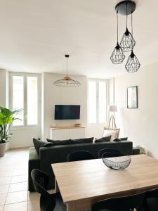 a living room with a couch and a table at Casa del Sol, À quelques pas du port et des plages in Bandol