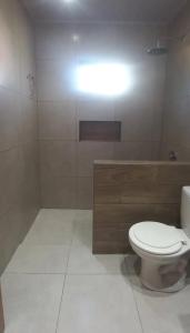 un bagno con wc e vasca da bagno di casa del davi ad Asunción