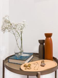 ウッチにあるPark Zen, taras i widok na parkの花瓶・本付テーブル