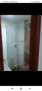 une salle de bain avec une douche en verre et des toilettes dans l'établissement Fabuloso estudio con vista al laguito, à Carthagène des Indes