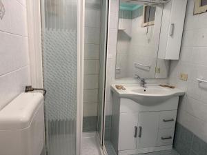 Kúpeľňa v ubytovaní Maqueda Apartament for 4 Palermo Centre Ballarò