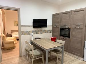 Televízia a/alebo spoločenská miestnosť v ubytovaní Maqueda Apartament for 4 Palermo Centre Ballarò