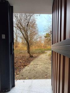 ウッチにあるPark Zen, taras i widok na parkの未舗装道路の景色を望む開口ドア