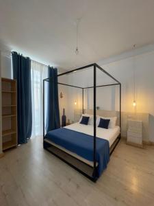Postel nebo postele na pokoji v ubytování D'Angiò Rooms-Manfredi Homes&Villas