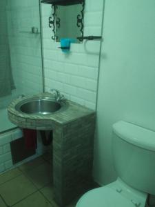 un baño con lavabo e inodoro en 50 stiemens street, en Johannesburgo