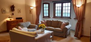 un soggiorno con due divani e un tavolo di Villa Tadina Ferienwohnungen Mariazell a Mariazell