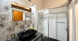 a bathroom with a black sink and a shower at Sweet home Pozzuoli in Pozzuoli +12 photos
