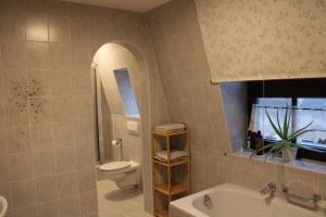 Un baño con inodoro, lavabo y bañera. en Stadtvilla Apartment mit Schlossblick, en Heidenheim an der Brenz