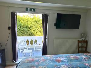 TV a/nebo společenská místnost v ubytování B&B Catharinenburg Golf & Wellness