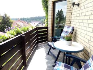 een terras met een tafel en stoelen op een balkon bij Ferienwohnung Helmers Gemütlich wie zuhause in Braunlage